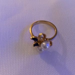 Ring 14k gold ring with pearls and sapphires.